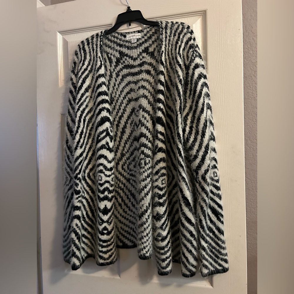 Jaclyn Smith black & white XL cozy sweater
